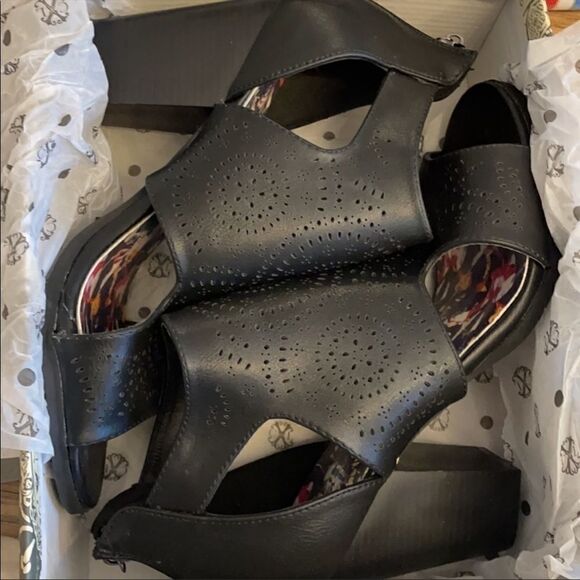 CHRISTIAN LACROIX BLACK BLOCK HEEL SHOOTIE… - Picture 7 of 7